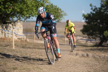 Burgos, İspanya - 12 Ekim 2017: Burgos, İspanya Fresno de Rodilla II Cyclocross etkinliğinde bir bisikletçi yarışıyor.