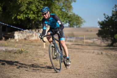 Burgos, İspanya - 12 Ekim 2017: Burgos, İspanya Fresno de Rodilla II Cyclocross etkinliğinde bir bisikletçi yarışıyor.