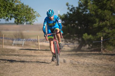 Burgos, İspanya - 12 Ekim 2017: Burgos, İspanya Fresno de Rodilla II Cyclocross etkinliğinde bir bisikletçi yarışıyor.