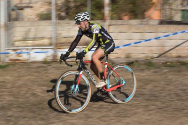 Burgos, İspanya - 12 Ekim 2017: Burgos, İspanya Fresno de Rodilla II Cyclocross etkinliğinde bir bisikletçi yarışıyor.