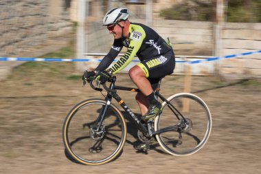 Burgos, İspanya - 12 Ekim 2017: Burgos, İspanya Fresno de Rodilla II Cyclocross etkinliğinde bir bisikletçi yarışıyor.