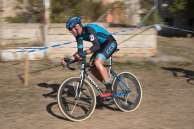 Burgos, İspanya - 12 Ekim 2017: Burgos, İspanya Fresno de Rodilla II Cyclocross etkinliğinde bir bisikletçi yarışıyor.