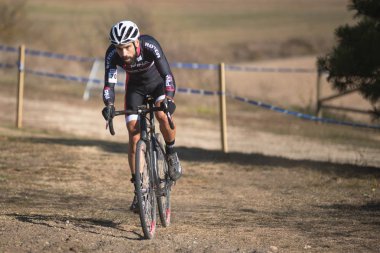 Burgos, İspanya - 12 Ekim 2017: Burgos, İspanya Fresno de Rodilla II Cyclocross etkinliğinde bir bisikletçi yarışıyor.