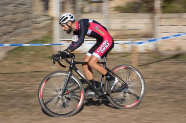 Burgos, İspanya - 12 Ekim 2017: Burgos, İspanya Fresno de Rodilla II Cyclocross etkinliğinde bir bisikletçi yarışıyor.