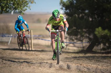 Burgos, İspanya - 12 Ekim 2017: Burgos, İspanya Fresno de Rodilla II Cyclocross etkinliğinde bir bisikletçi yarışıyor.