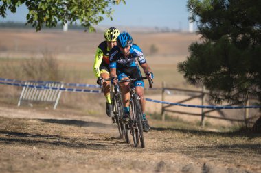 Burgos, İspanya - 12 Ekim 2017: Burgos, İspanya Fresno de Rodilla II Cyclocross etkinliğinde bir bisikletçi yarışıyor.