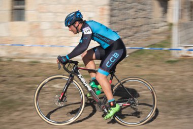 Burgos, İspanya - 12 Ekim 2017: Burgos, İspanya Fresno de Rodilla II Cyclocross etkinliğinde bir bisikletçi yarışıyor.