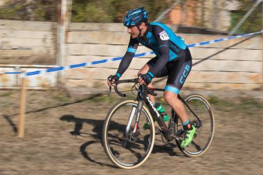 Burgos, İspanya - 12 Ekim 2017: Burgos, İspanya Fresno de Rodilla II Cyclocross etkinliğinde bir bisikletçi yarışıyor.