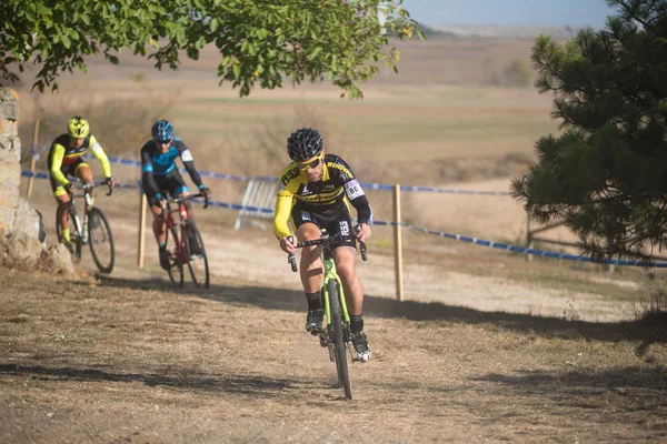 Burgos, İspanya - 12 Ekim 2017: Burgos, İspanya Fresno de Rodilla II Cyclocross etkinliğinde bir bisikletçi yarışıyor.