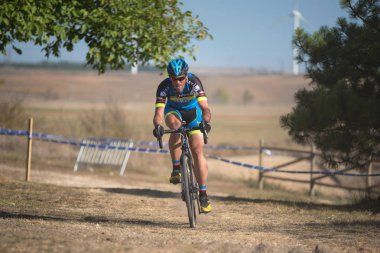 Burgos, İspanya - 12 Ekim 2017: Burgos, İspanya Fresno de Rodilla II Cyclocross etkinliğinde bir bisikletçi yarışıyor.