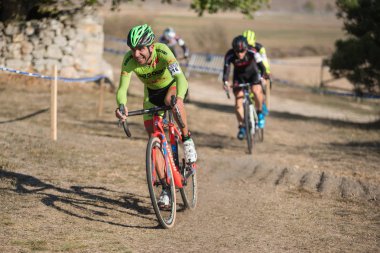 Burgos, İspanya - 12 Ekim 2017: Burgos, İspanya Fresno de Rodilla II Cyclocross etkinliğinde bir bisikletçi yarışıyor.