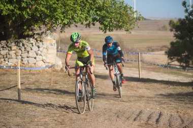 Burgos, İspanya - 12 Ekim 2017: Burgos, İspanya Fresno de Rodilla II Cyclocross etkinliğinde bir bisikletçi yarışıyor.