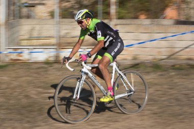 Burgos, İspanya - 12 Ekim 2017: Burgos, İspanya Fresno de Rodilla II Cyclocross etkinliğinde bir bisikletçi yarışıyor.