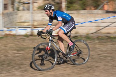 Burgos, İspanya - 12 Ekim 2017: Burgos, İspanya Fresno de Rodilla II Cyclocross etkinliğinde bir bisikletçi yarışıyor.