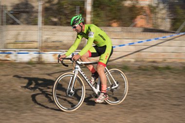 Burgos, İspanya - 12 Ekim 2017: Burgos, İspanya Fresno de Rodilla II Cyclocross etkinliğinde bir bisikletçi yarışıyor.