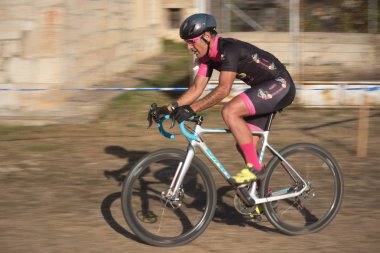 Burgos, İspanya - 12 Ekim 2017: Burgos, İspanya Fresno de Rodilla II Cyclocross etkinliğinde bir bisikletçi yarışıyor.