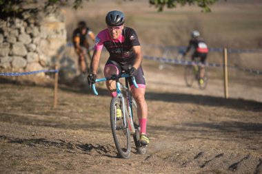 Burgos, İspanya - 12 Ekim 2017: Burgos, İspanya Fresno de Rodilla II Cyclocross etkinliğinde bir bisikletçi yarışıyor.