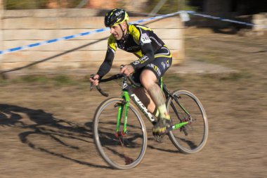 Burgos, İspanya - 12 Ekim 2017: Burgos, İspanya Fresno de Rodilla II Cyclocross etkinliğinde bir bisikletçi yarışıyor.