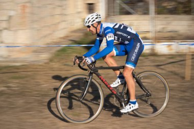Burgos, İspanya - 12 Ekim 2017: Burgos, İspanya Fresno de Rodilla II Cyclocross etkinliğinde bir bisikletçi yarışıyor.