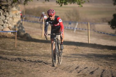 Burgos, İspanya - 12 Ekim 2017: Burgos, İspanya Fresno de Rodilla II Cyclocross etkinliğinde bir bisikletçi yarışıyor.
