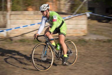 Burgos, İspanya - 12 Ekim 2017: Burgos, İspanya Fresno de Rodilla II Cyclocross etkinliğinde bir bisikletçi yarışıyor.