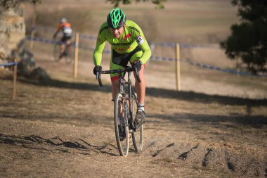 Burgos, İspanya - 12 Ekim 2017: Burgos, İspanya Fresno de Rodilla II Cyclocross etkinliğinde bir bisikletçi yarışıyor.