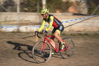 Burgos, İspanya - 12 Ekim 2017: Burgos, İspanya Fresno de Rodilla II Cyclocross etkinliğinde bir bisikletçi yarışıyor.