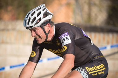 Burgos, İspanya - 12 Ekim 2017: Burgos, İspanya Fresno de Rodilla II Cyclocross etkinliğinde bir bisikletçi yarışıyor.