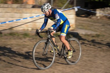 Burgos, İspanya - 12 Ekim 2017: Burgos, İspanya Fresno de Rodilla II Cyclocross etkinliğinde bir bisikletçi yarışıyor.