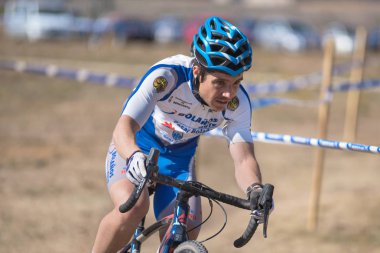 Burgos, İspanya - 12 Ekim 2017: Burgos, İspanya Fresno de Rodilla II Cyclocross etkinliğinde bir bisikletçi yarışıyor.