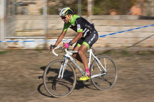 Burgos, İspanya - 12 Ekim 2017: Burgos, İspanya Fresno de Rodilla II Cyclocross etkinliğinde bir bisikletçi yarışıyor.