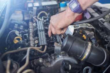 Otomatik mekanik araba tamiri. Seçici odak.