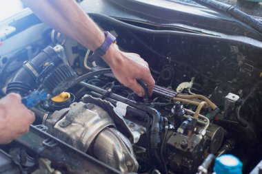 Otomatik mekanik araba tamiri. Seçici odak.