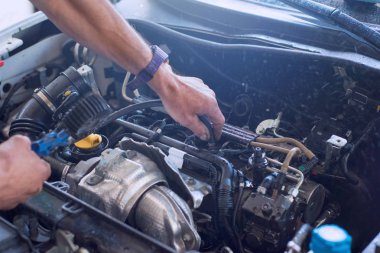 Otomatik mekanik araba tamiri. Seçici odak.