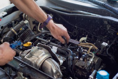 Otomatik mekanik araba tamiri. Seçici odak.