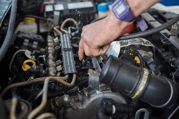 Otomatik mekanik araba tamiri. Seçici odak.