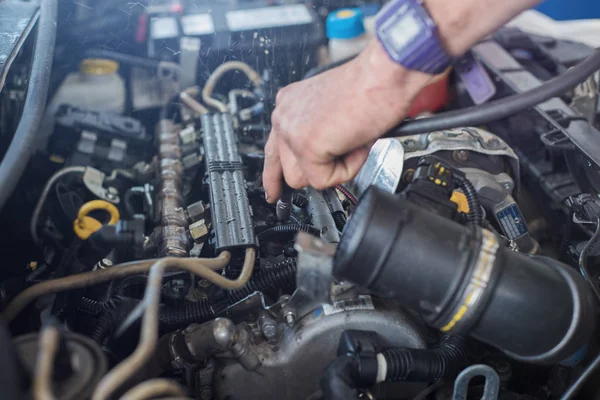 Otomatik mekanik araba tamiri. Seçici odak.