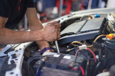 Otomatik mekanik araba tamiri. Seçici odak.