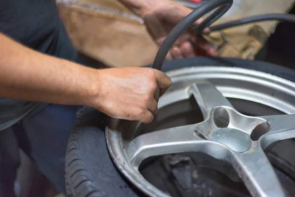 Närbild Mekaniker Vid Reparation Service Station Blåsa Däck — Stockfoto