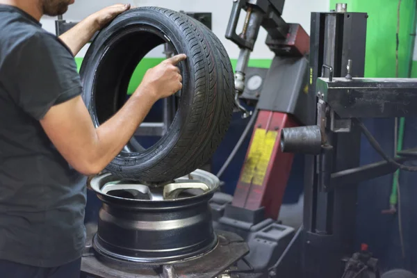 Mecánico Profesional Que Utiliza Máquina Para Cambiar Neumáticos — Foto de Stock