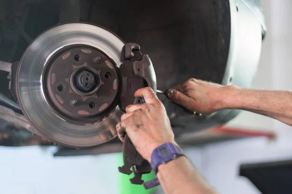 Close Car Mechanic Repairing Brake Pads — Stock Photo, Image