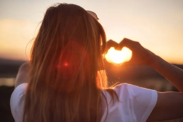 Sinal Amor Mulher Fazendo Coração Com Mãos Pôr Sol — Fotografia de Stock