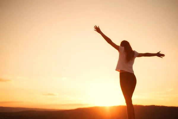 Woman Open Arms Sunset Concept Healthy Life — Stock Photo, Image