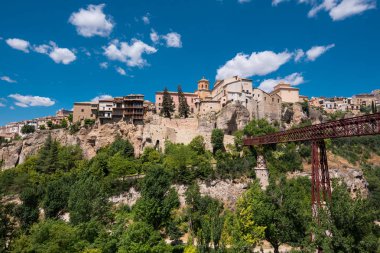 Cuenca, İspanya evlerde asılı.