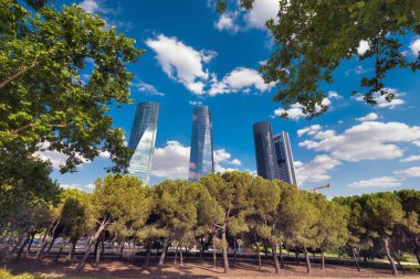 Madrid manzarası, finans bölgesi ve dört gökdelen kulede Cuatro Torres iş alanı, Madrid, İspanya.