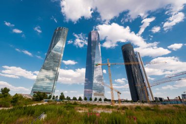 Madrid, İspanya - 15 Temmuz 2018: Finans bölgesine dört gökdelen kulede Cuatro Torres iş alanı, Madrid, İspanya.