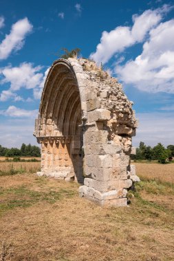 San Miguel de Mazarreros, Olmillos de Sasamon'ın harap Ortaçağ arch. Burgos, İspanya.