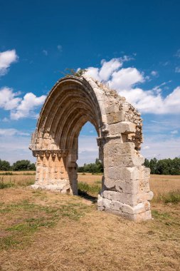 San Miguel de Mazarreros, Olmillos de Sasamon'ın harap Ortaçağ arch. Burgos, İspanya.