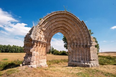 San Miguel de Mazarreros, Olmillos de Sasamon'ın harap Ortaçağ arch. Burgos, İspanya.
