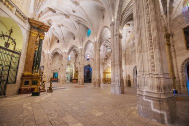 Cuenca, İspanya - 4 Temmuz 2018: Cuenca Castilla la Mancha, İspanya daki ünlü Gotik katedral içinin.
